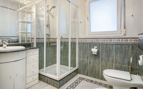 Villa Mamounia 2: Miroir, Robinet, Luminaire Plomberie, Propriété, Évier, Lavabo, Bâtiment, Salle De Bains, Design Intérieur, Porte De Douche