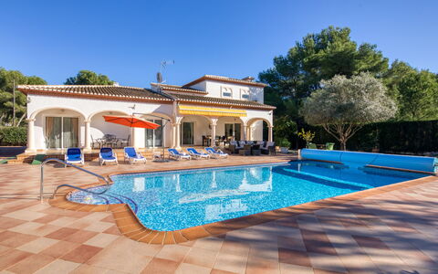 Villa Mamounia 2: L'Eau, Ciel, Plante, Piscine, Bâtiment, Chaise, Arbre, Rectangle, Mobilier De Jardin, Maison