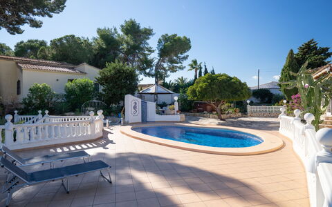 Salamanca: Ciel, Plante, Propriété, L'Eau, Extérieur Banc, Bleu Azur, Ombre, Arbre, Mobilier De Jardin, Piscine