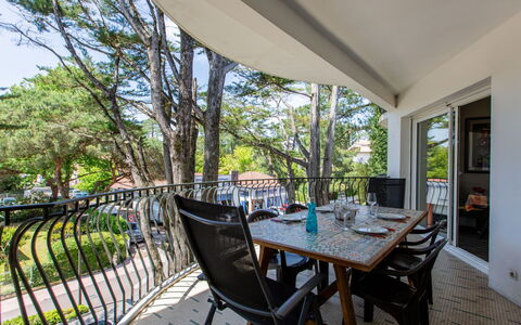 Hossegor 355: Table, Plante, Meubles, Chaise, Arbre, Bois, Ombre, Ciel, Pot De Fleur, Porche