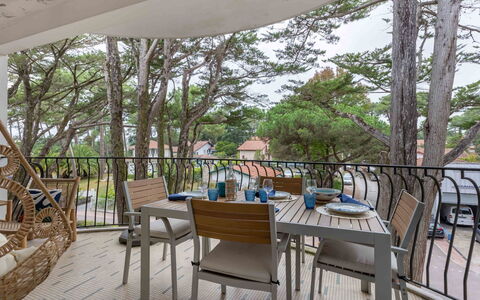 Hossegor 355: Table, Meubles, Propriété, Chaise, Plante, Pot De Fleur, Arbre, Mobilier De Jardin, Ombre, Ciel
