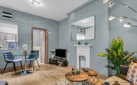 Cleveland Apartments: Meubles, Design Intérieur, Sol, Sol, Mur, Bois, Plafond, Domicile, Pièce, Salon