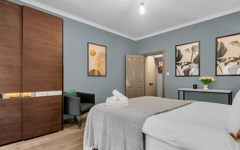 Cleveland Apartments: Meubles, Design Intérieur, Lit, Chambre, Sol, Sol, Literie, Bois, Drap De Lit, Pièce