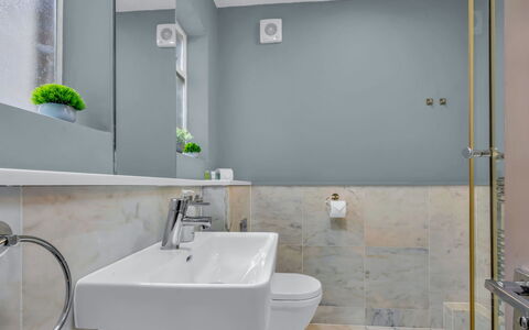 Cleveland Apartments: Salle De Bains, Luminaire Plomberie, Mur, Sol, Design Intérieur, Évier, Sol, Robinet, Toilette, Plomberie
