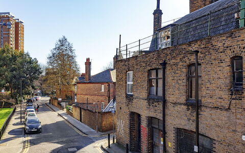Shoreditch Square, Hoxton: Ciel, Plante, Bâtiment, Fenêtre, Arbre, Voiture, Surface De La Route, Véhicule, Design Urbain, Quartier