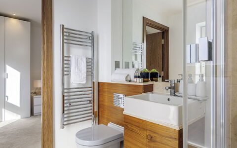 Shoreditch Square, Hoxton: Miroir, Robinet, Luminaire Plomberie, Propriété, Armoire De Toilette, Évier, Bâtiment, Baignoire, Salle De Bains