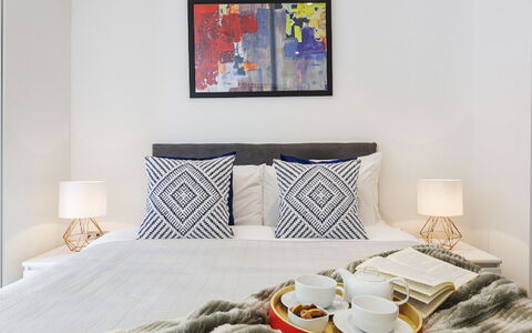 Shoreditch Square, Hoxton: Meubles, Propriété, Confort, Oreiller, Bois, Textile, Lampe, Design Intérieur, Orange, Rectangle