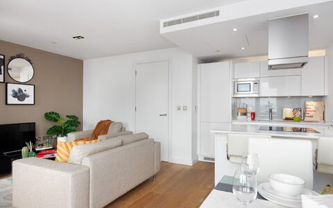 Avant-Garde, Shoreditch: Meubles, Table, Design Intérieur, Bâtiment, Plante D'Appartement, Sol, Sol, Bois, Cabinetry