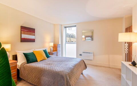 Great Suffolk Street, Waterloo: Meubles, Propriété, Confort, Cabinetry, Bois, Fenêtre, Ombre, Design Intérieur, Lampe, Sol
