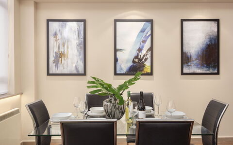 London City 303: Meubles, Design Intérieur, Sol, Sol, Table, Bois, Plafond, Chaise, Pièce, Canapé