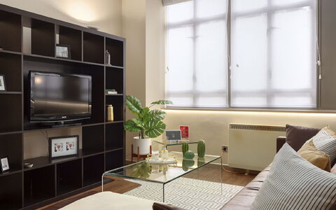 London City 303: Meubles, Design Intérieur, Sol, Sol, Table, Bois, Plafond, Chaise, Pièce, Canapé