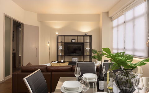 London City 303: Meubles, Design Intérieur, Sol, Sol, Table, Bois, Plafond, Chaise, Pièce, Canapé