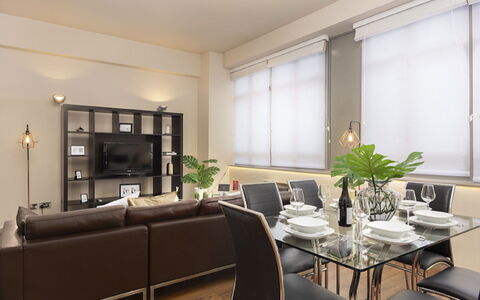 London City 303: Meubles, Design Intérieur, Sol, Sol, Table, Bois, Plafond, Chaise, Pièce, Canapé