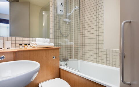 Lawrence House: Luminaire Plomberie, Baignoire, Tete De Douche, Miroir, Propriété, Robinet, Évier, Salle De Bains, Douche, Lavabo