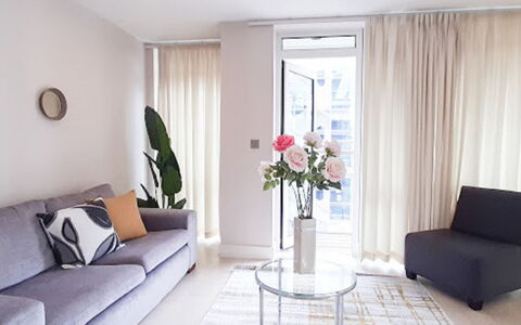 Friends Street: Meubles, Fleur, Propriété, Plante, Blanc, Confort, Design Intérieur, Textile, Table, Ombre