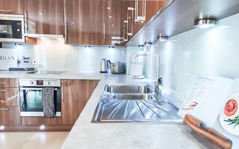 Friends Street: Cabinetry, Comptoir, Appareil De Cuisine, Cuisine, Cuisinière, Design Intérieur, Bois, Sol, Sol, Principaux Appliance