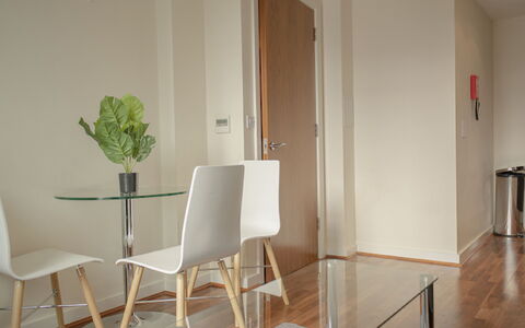 Lambs Passage: Meubles, Chaise, Bâtiment, Plante, Bois, Maison, Sol, Design Intérieur, Sol, Porte