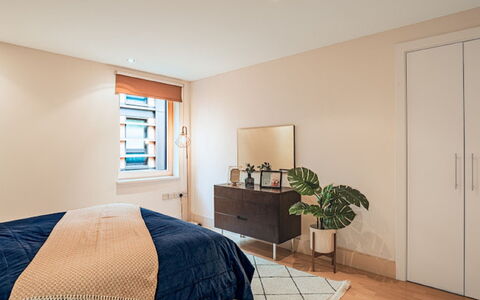 Sir Jl: Propriété, Plante, Meubles, Confort, Plante D'Appartement, Porte, Bleu Azur, Fenêtre, Bois, Design Intérieur