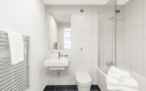 Sir Jl: Miroir, Luminaire Plomberie, Bâtiment, Robinet, Évier, Salle De Bains, Violet, Architecture, Sol