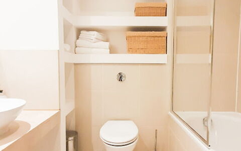 Discovery Dock: Propriété, Luminaire Plomberie, Lavabo, Blanc, Salle De Bains, Noir, Évier, Robinet, Design Intérieur, Violet