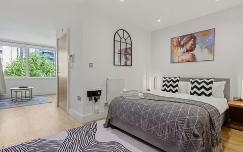 Indescon Studio: Meubles, Lit, Design Intérieur, Sol, Sol, Chambre, Drap De Lit, Literie, Bois, Pièce