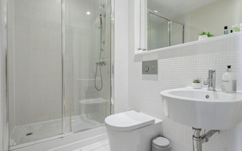 Indescon Studio: Salle De Bains, Luminaire Plomberie, Design Intérieur, Sol, Sol, Évier, Lavabo, Toilette, Robinet, Plomberie