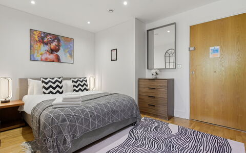 Indescon Studio: Lit, Meubles, Design Intérieur, Chambre, Literie, Drap De Lit, Sol, Sol, Bois, Linge
