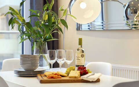 Indescon Court Apt: Table, Aliments, Vaisselle, Meubles, Propriété, Vaisselle, Plante, Pot De Fleur, Vert, Assiette