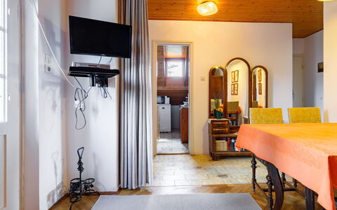 Schilf: Bâtiment, Propriété, Meubles, Design Intérieur, Bois, Maison, Fenêtre, Sol, Porte, Mur