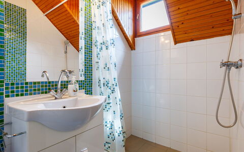 Schilf: Luminaire Plomberie, Robinet, Propriété, Miroir, Salle De Bains, Violet, Évier, Tete De Douche, Bois, Bâtiment
