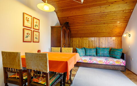 Schilf: Meubles, Propriété, Éclairage, Design Intérieur, Confort, Table, Bois, Mur, Sol, Bâtiment