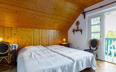 Schilf: Bâtiment, Propriété, Meubles, Confort, Fenêtre, Bois, Textile, Cadre De Lit, Design Intérieur, Jaune