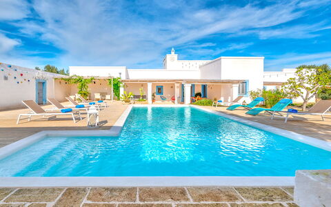 Masseria Tufo Bianco: L'Eau, Nuage, Plante, Ciel, Propriété, Piscine, Bâtiment, Bleu, Bleu Azur, Rectangle