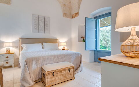 Masseria Tufo Bianco: Meubles, Propriété, Blanc, Confort, Bleu Azur, Bois, Cabinetry, Éclairage, Cadre De Lit, Textile