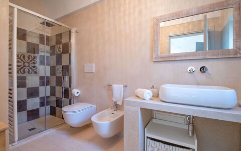 Masseria Tufo Bianco: Marron, Miroir, Luminaire Plomberie, Robinet, Propriété, Lavabo, Bâtiment, Évier, Violet, Salle De Bains