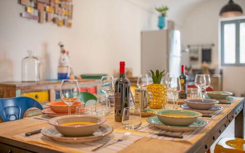Masseria Tufo Bianco: Table, Aliments, Vaisselle, Propriété, Bouteille, Meubles, Drinkware, Vaisselle, Cuisine, Orange
