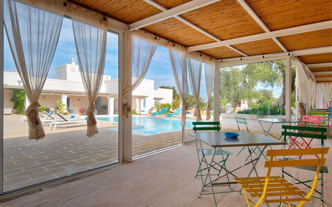 Masseria Tufo Bianco: Table, Meubles, Plante, Chaise, L'Eau, Bâtiment, Piscine, Ombre, Fenêtre, Design Intérieur