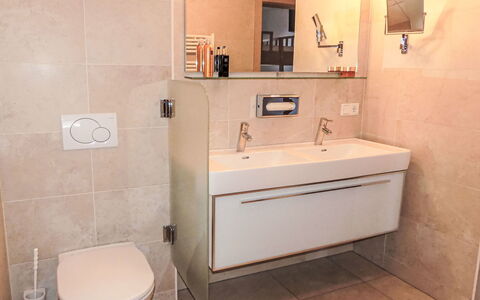 Kaprun 160: Salle De Bains, Luminaire Plomberie, Sol, Lavabo, Design Intérieur, Sol, Évier, Robinet, Miroir, Plomberie