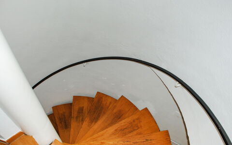 Antica Scuderia: Bois, Escaliers, Tache De Bois, Sol, Dur, Plante, Teintes Et Ombres, Vernis, Parapluie, Arbre