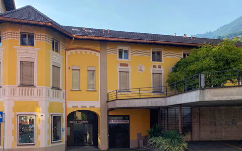 Antica Scuderia: Ciel, Bâtiment, Plante, Propriété, Fenêtre, Porte, Arbre, Façade, Toit