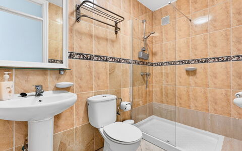 Parque Santiago Ii: Siège De Toilette, Luminaire Plomberie, Toilette, Salle De Bains, Sol, Évier, Sol, Design Intérieur, Plomberie, Robinet