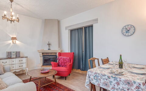 Maison Rose: Meubles, Propriété, Cadre, Table, Bâtiment, Design Intérieur, Bois, Décoration, Chaise, Sol