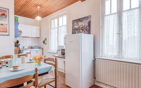 Maison Rose: Propriété, Meubles, Fenêtre, Cabinetry, Bois, Table, Design Intérieur, Sol, Porte