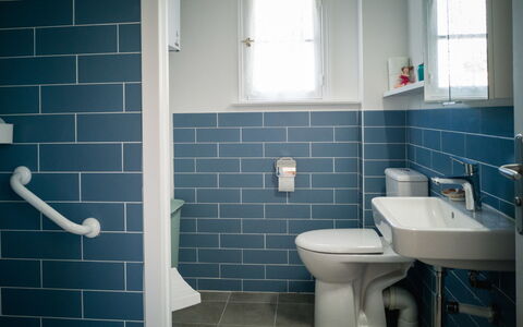Maison Rose: Propriété, Photographier, Luminaire Plomberie, Évier, Fenêtre, Salle De Bains, Bleu, Violet, Robinet