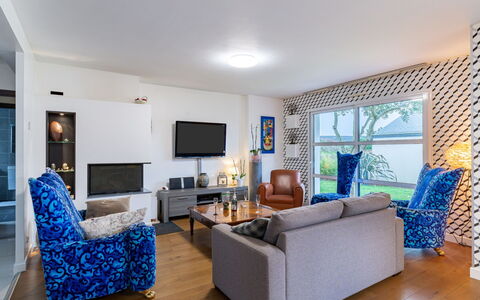 Le Clos Velin: Meubles, Table, Bleu, Bâtiment, Canapé, Chaise, Bois, Confort, Design Intérieur