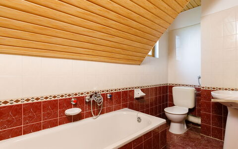 Elisabeth: Marron, Baignoire, Propriété, Bâtiment, Salle De Bains, Luminaire Plomberie, Design Intérieur, Bois, Sol
