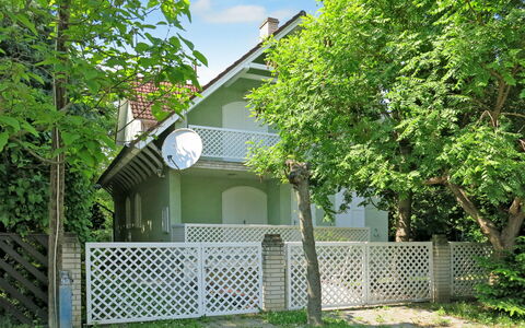 Elisabeth: Plante, Propriété, Ciel, Fenêtre, Nuage, Bâtiment, Arbre, Clôture, Lot Terre, Herbe