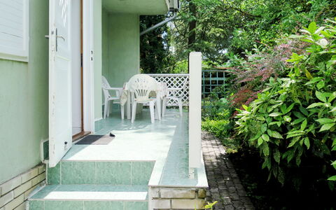Elisabeth: Plante, Propriété, Bâtiment, Arbre, Ombre, Herbe, Escaliers, Chalet, Porche, Bois