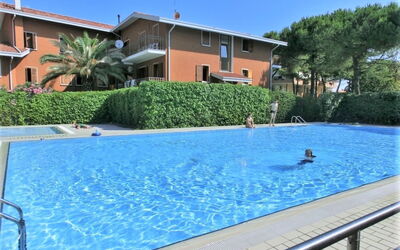 Lignano Sabbiadoro 170: L'Eau, Ciel, Propriété, Bâtiment, Plante, Piscine, Fenêtre, Bleu Azur, Chaise, Maison