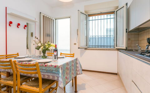Lignano Sabbiadoro 655: Table, Propriété, Bâtiment, Ciel, Fenêtre, Bois, Design Intérieur, Nuage, Éclairage, Mobilier De Jardin